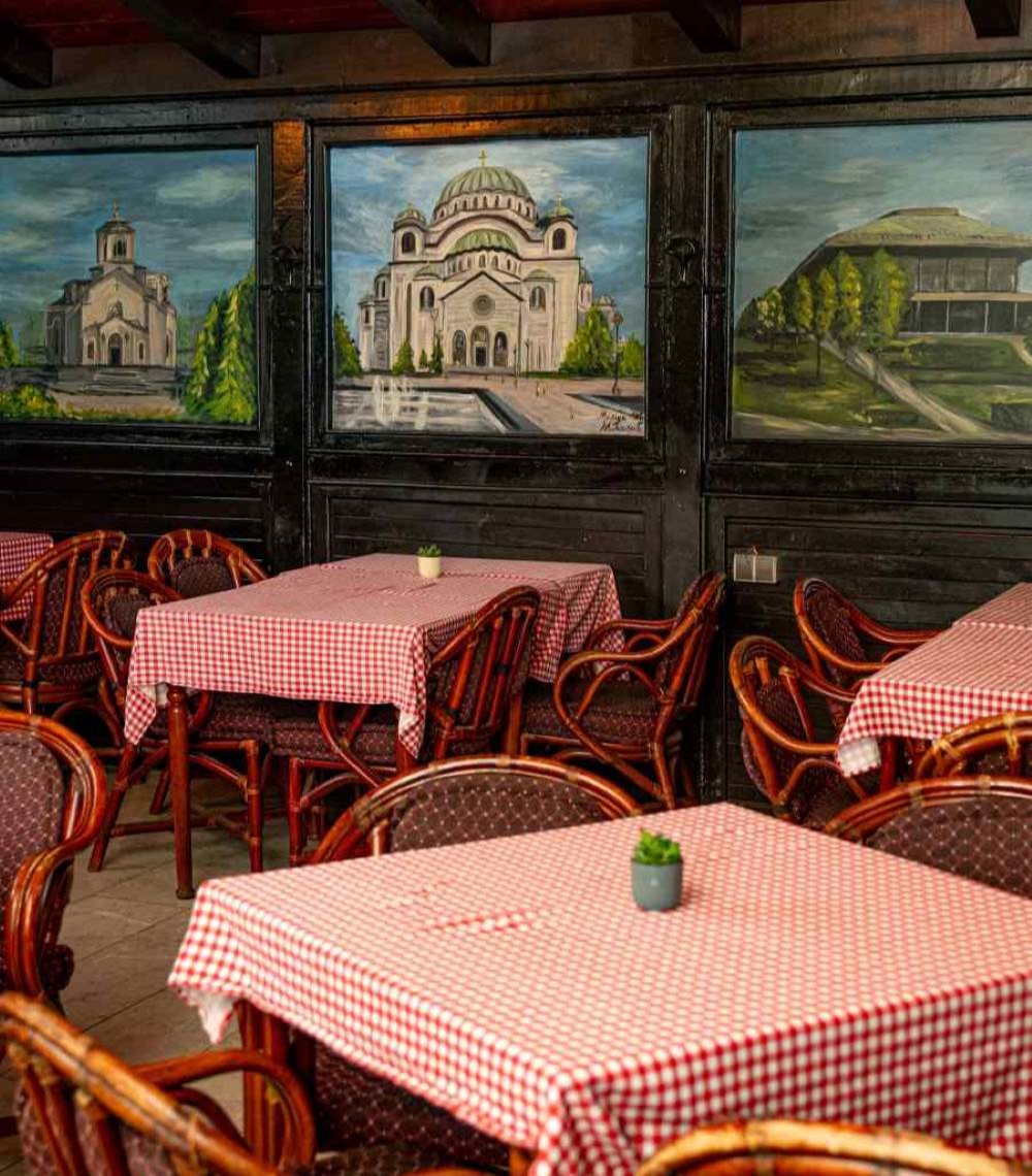 Enterijer sa freskama Hrama Svetog Save i kariranim stolnjacima