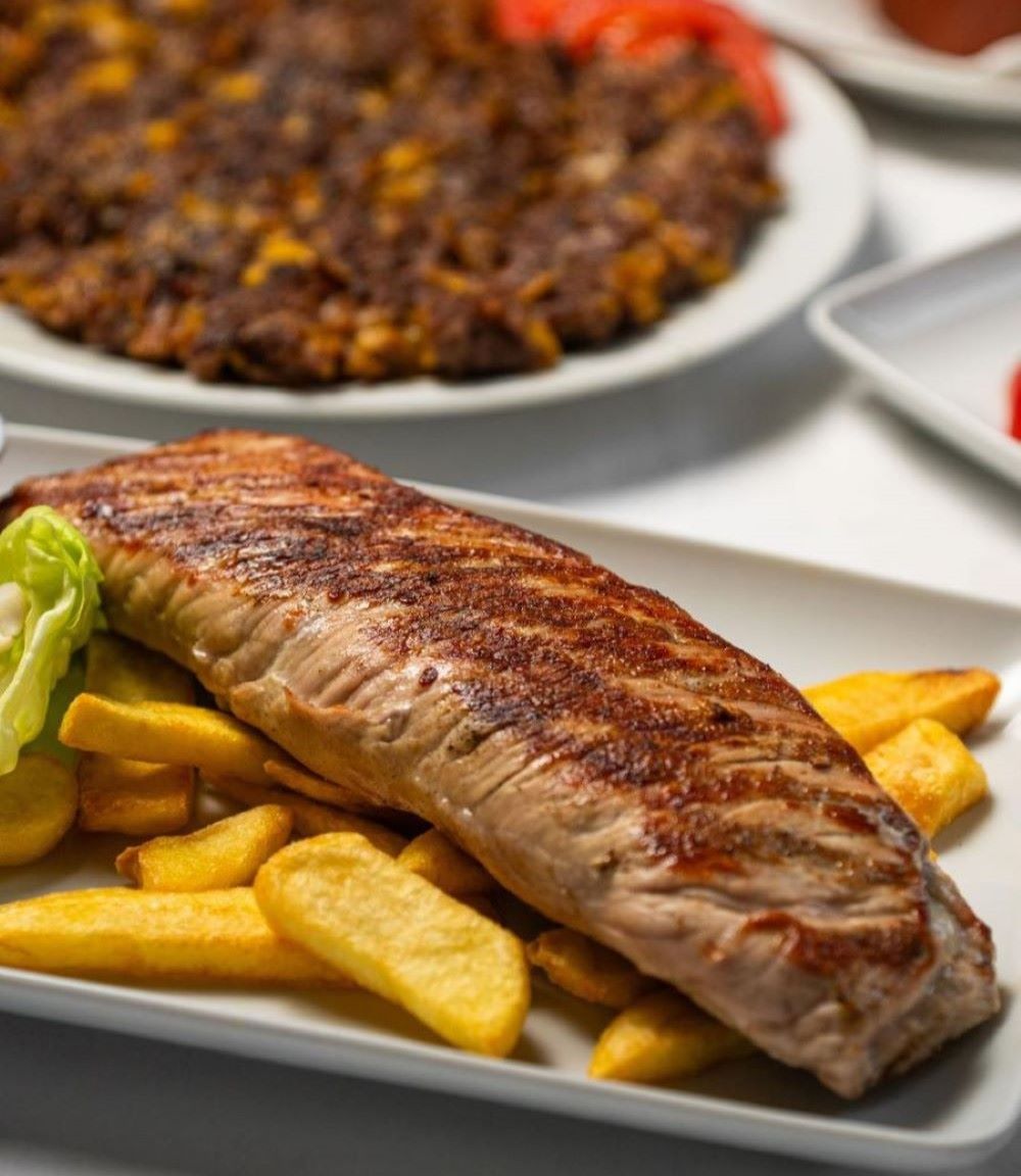 Roštilj na tanjiru sa pomfritom — biftek sa roštilja