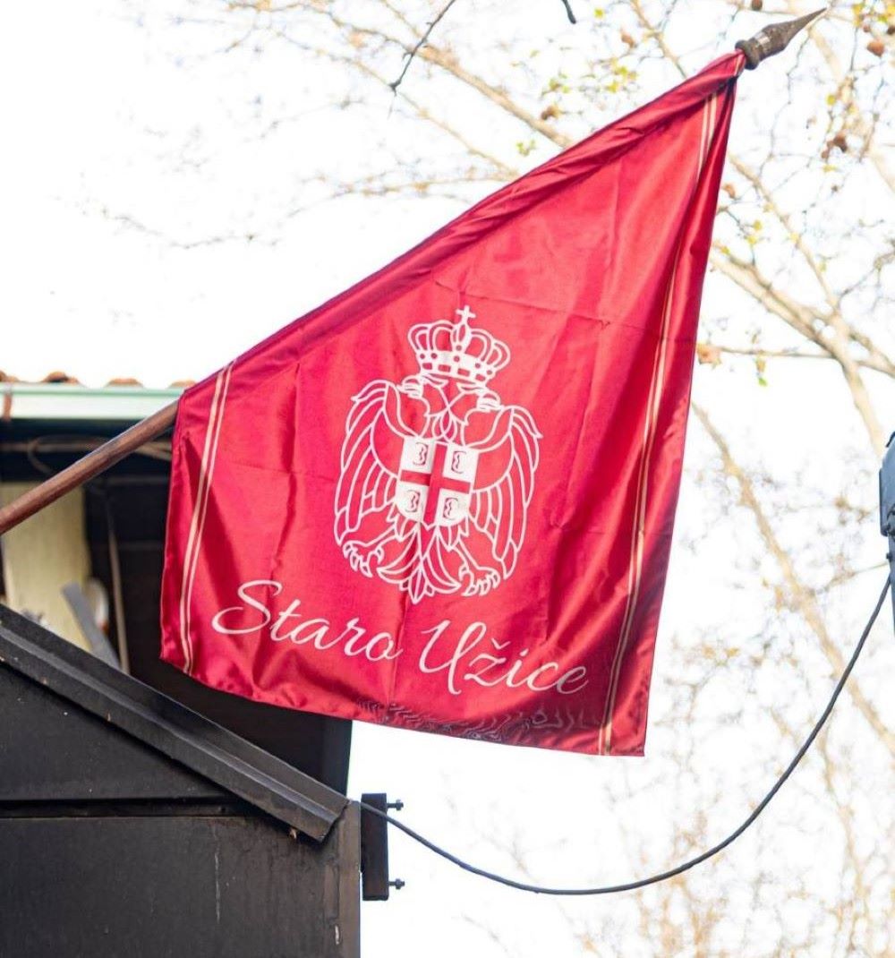 Zastava Staro Užice — brend ispred restorana