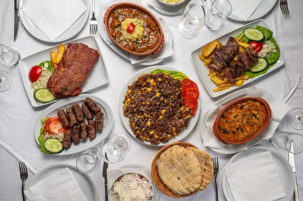 Trpeza sa specijalitetima — roštilj, ćevapi, ražnjići, kajmak