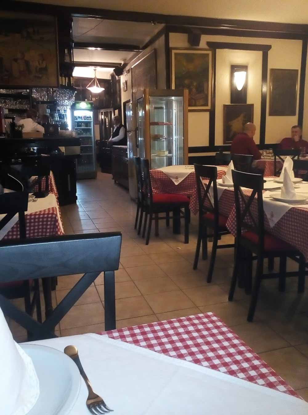 Pogled na enterijer restorana — šank i stolovi