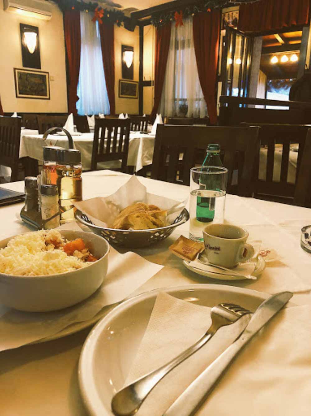 Doručak uz kajmak, hleb i kafu u toplom ambijentu