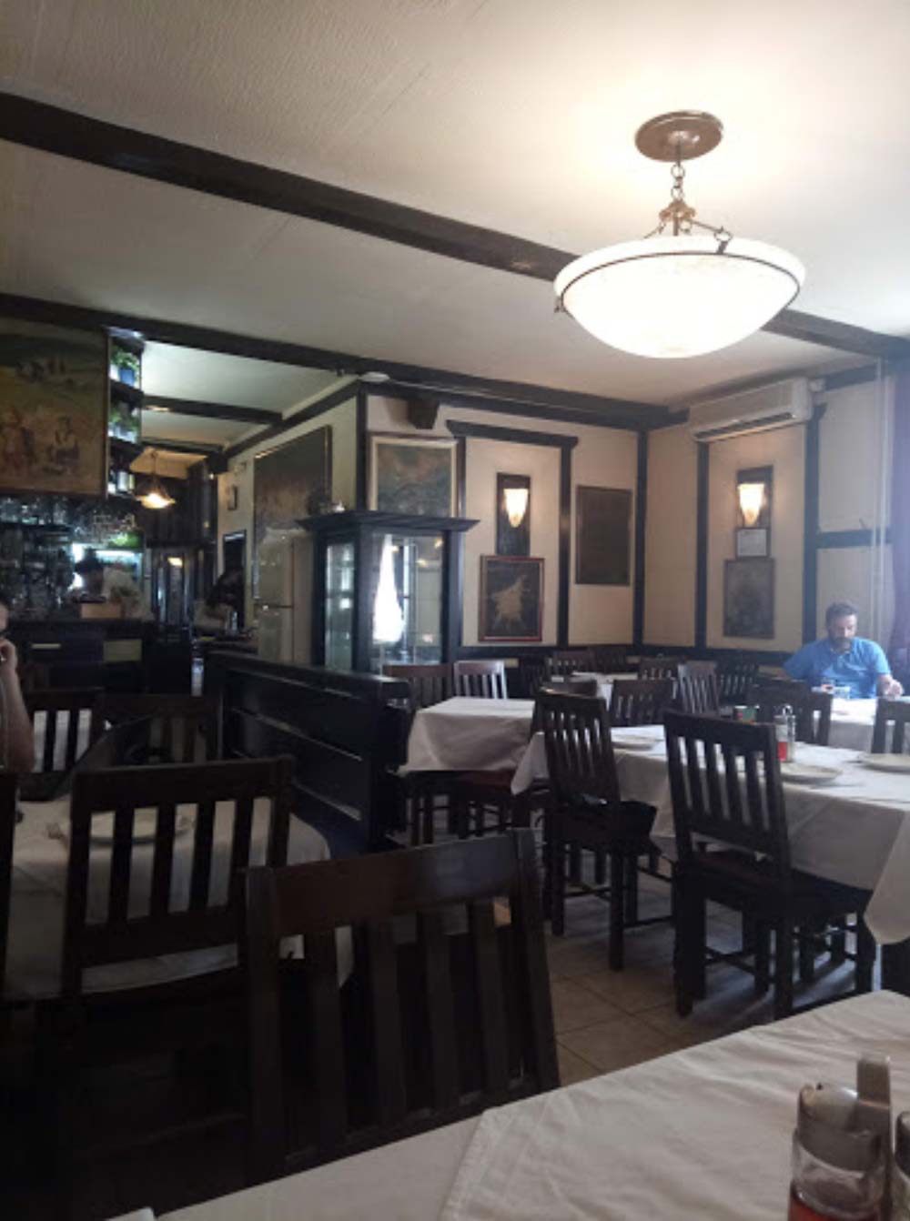 Elegantna sala sa crvenim zavesama i belim stolnjacima