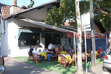 Bašta restorana — gosti na terasi po lepom vremenu